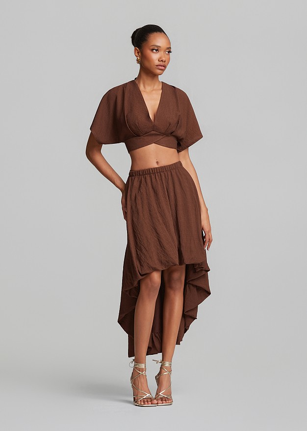 Crop top with an open back and sleeves
