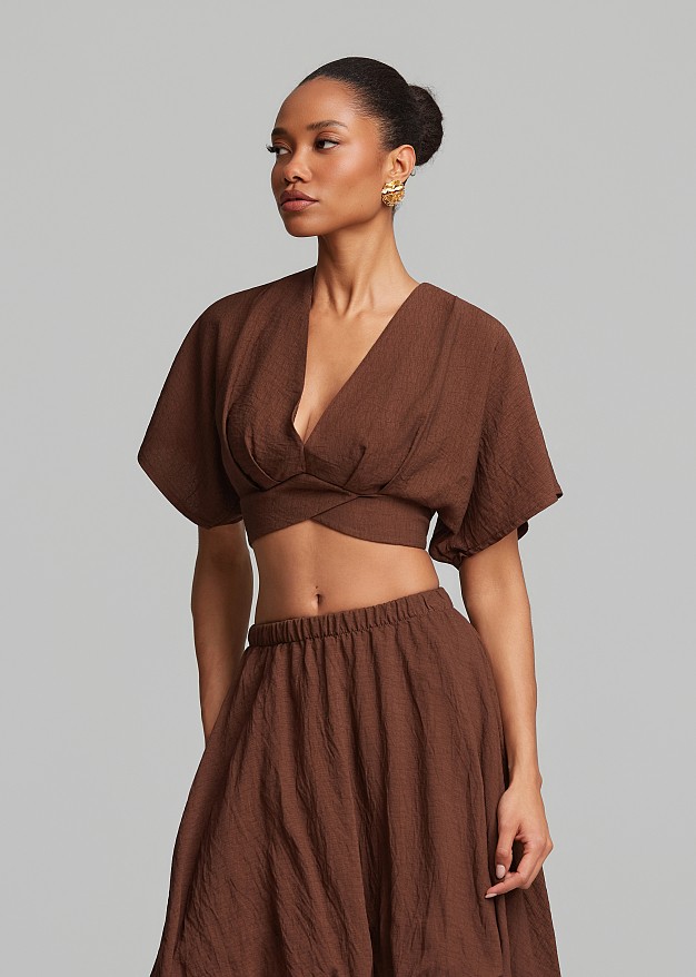 Crop top with an open back and sleeves