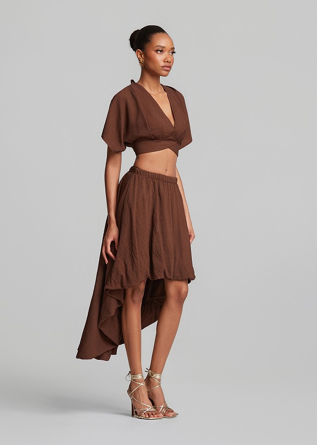 Crop top with an open back and sleeves