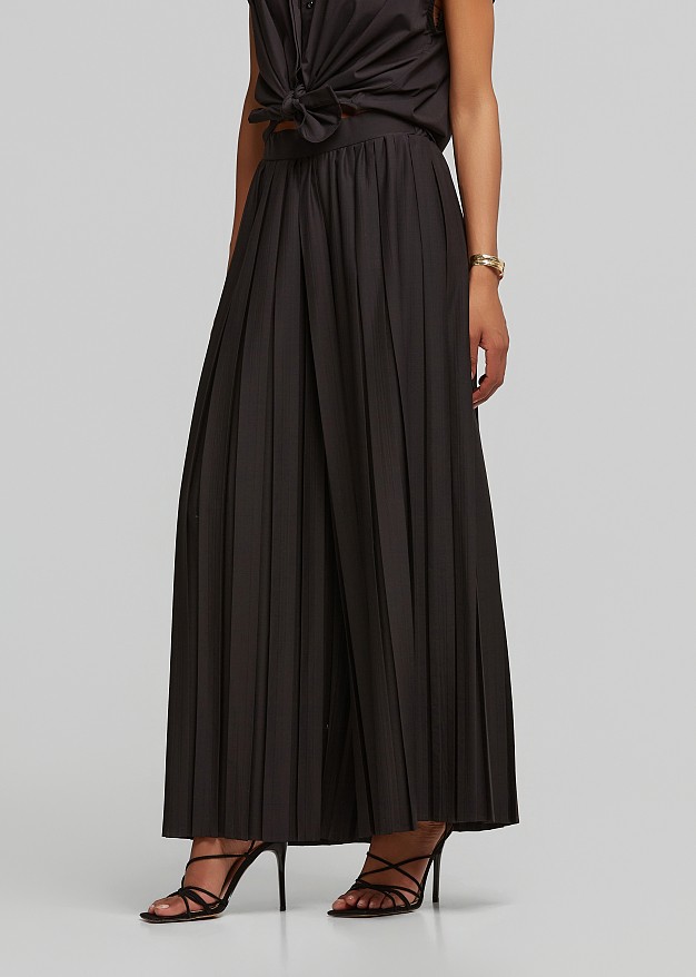 Cropped pleated trousers