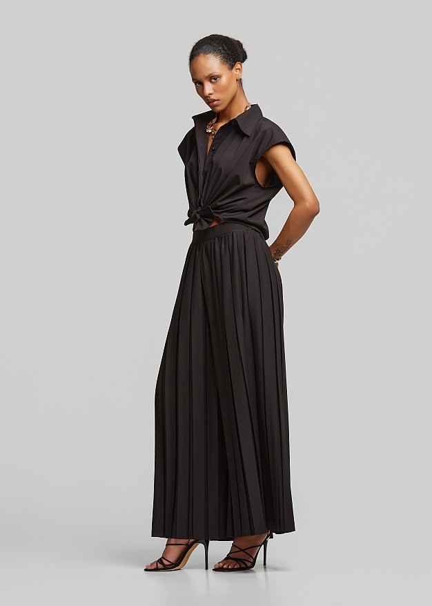 Cropped pleated trousers