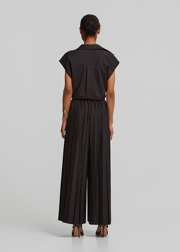 Cropped pleated trousers