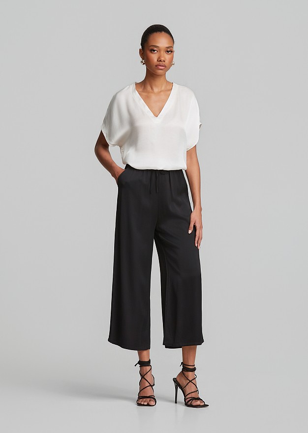 Pantaloni crop drepți cu aspect satinat