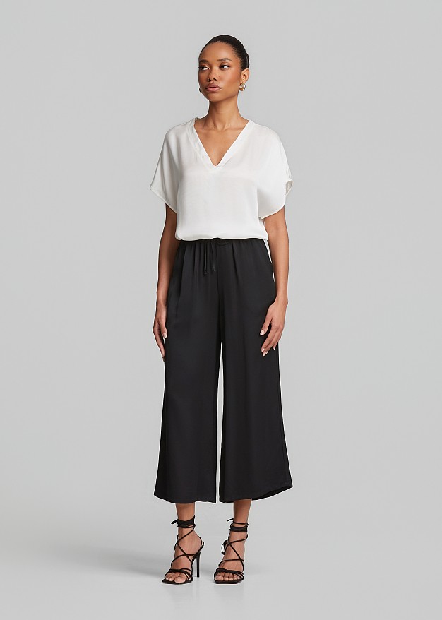 Pantaloni crop drepți cu aspect satinat