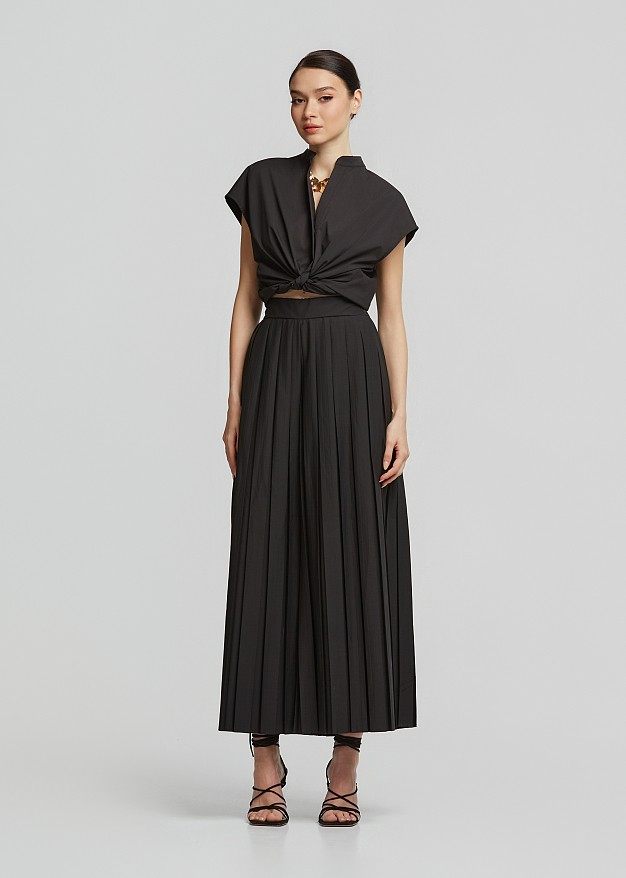 Sleeveless shirt with front tie