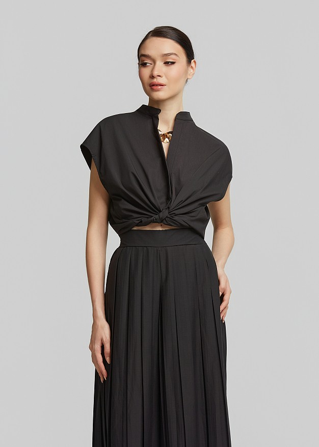 Sleeveless shirt with front tie