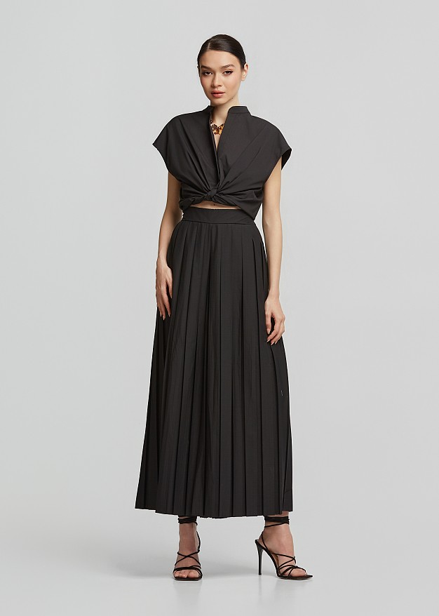 Sleeveless shirt with front tie