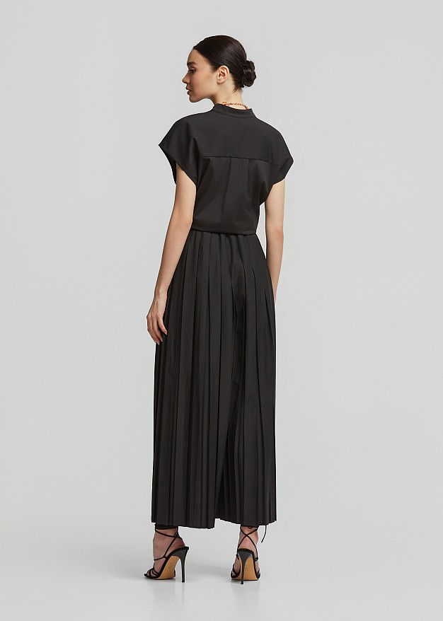 Sleeveless shirt with front tie