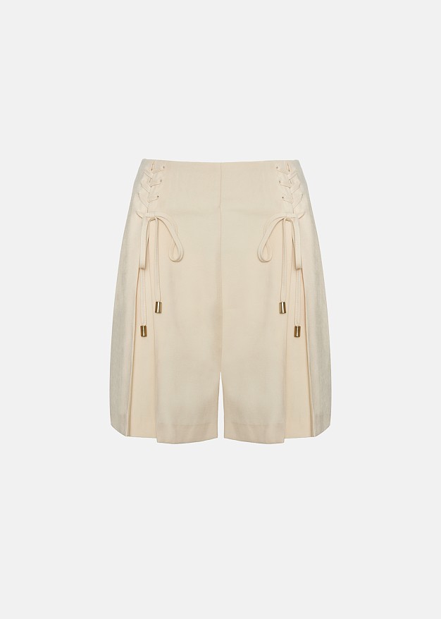 Shorts with pleats and decorative drawstrings