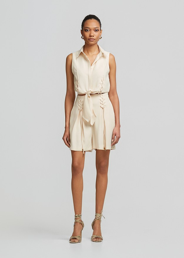 Shorts with pleats and decorative drawstrings