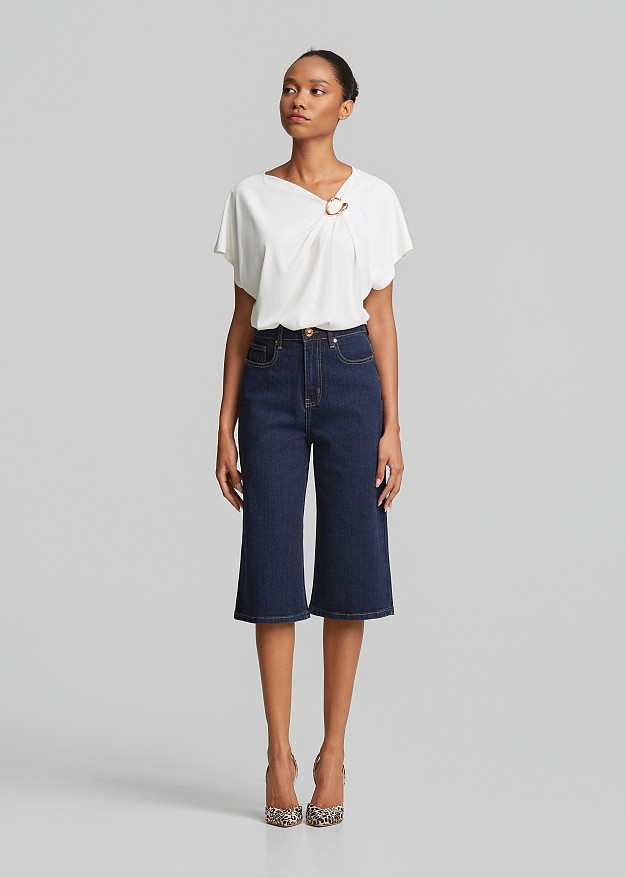 Blouse with ruching and a decorative buckle