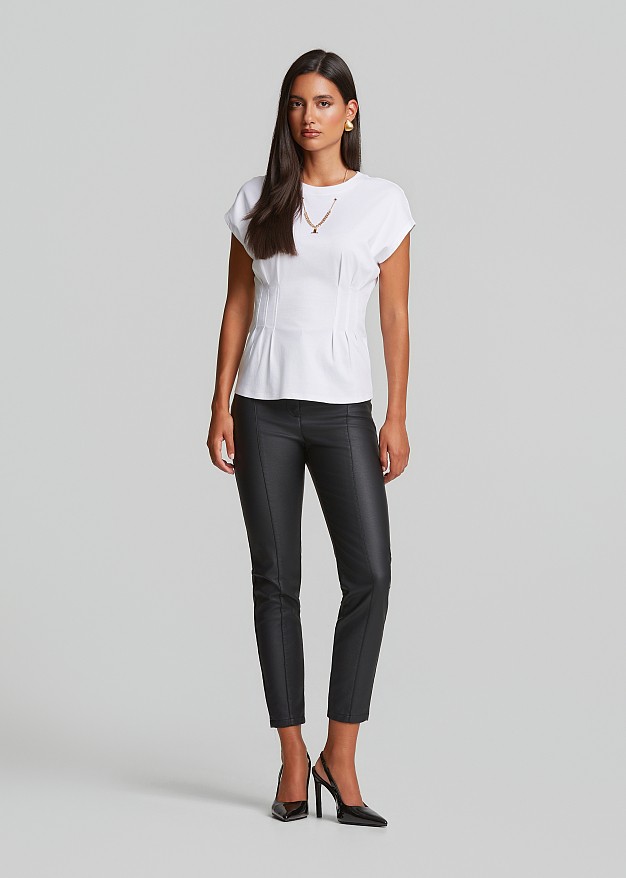 Cotton top with a defined waist and decorative chain