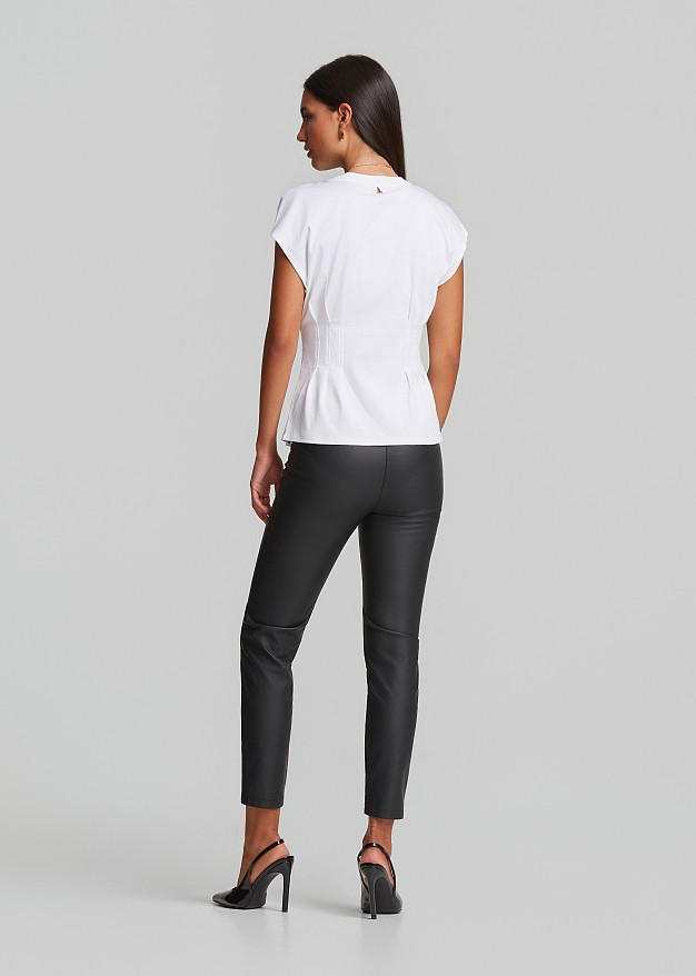 Cotton top with a defined waist and decorative chain