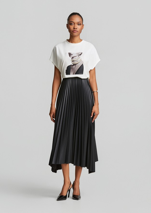 Printed t-shirt with embossed pearl details