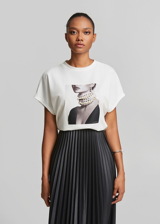 Printed t-shirt with embossed pearl details