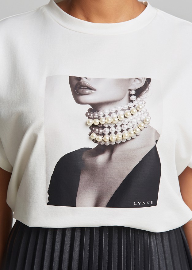 Printed t-shirt with embossed pearl details