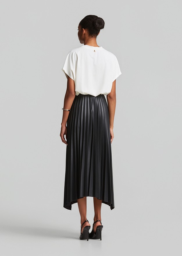 Printed t-shirt with embossed pearl details