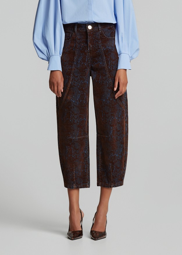 Barrel jeans with a velvet brocade print