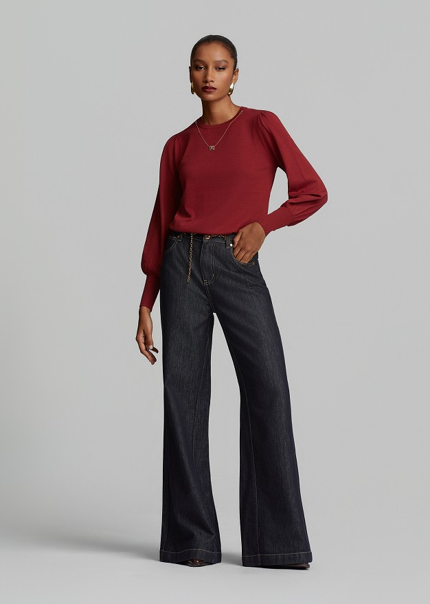 Knit top in round neckline and necklace
