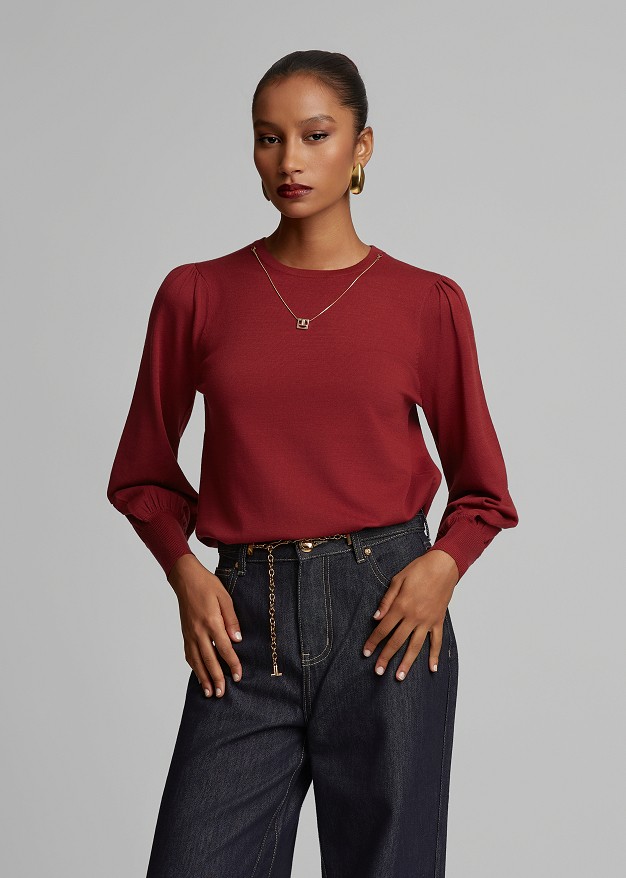 Knit top in round neckline and necklace