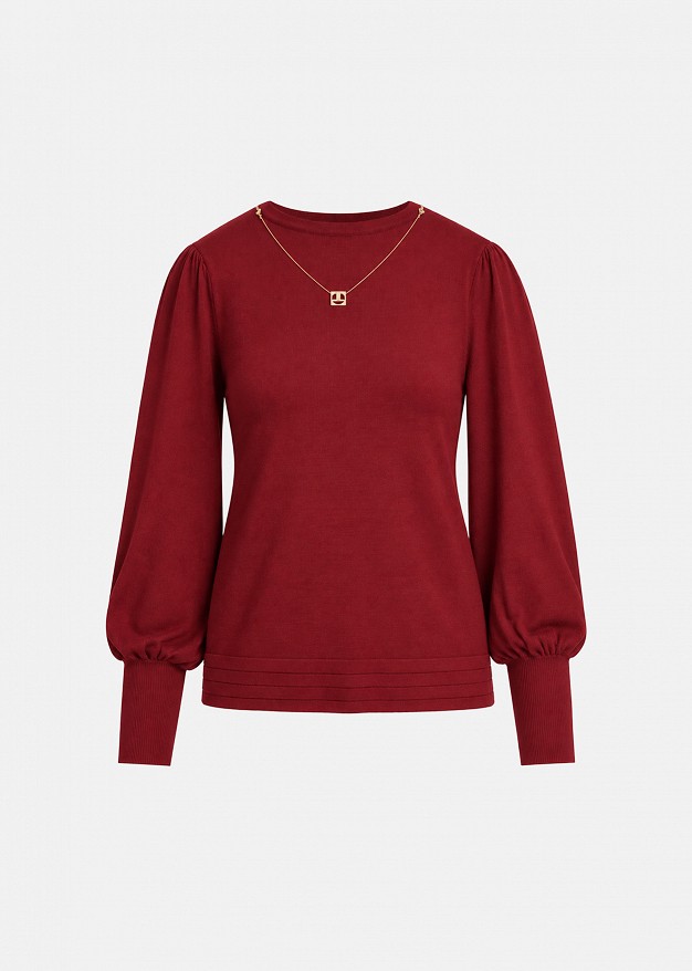 Knit top in round neckline and necklace