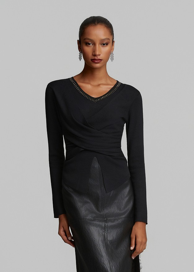 Stretchy knit top with a V-neck in rhinestones