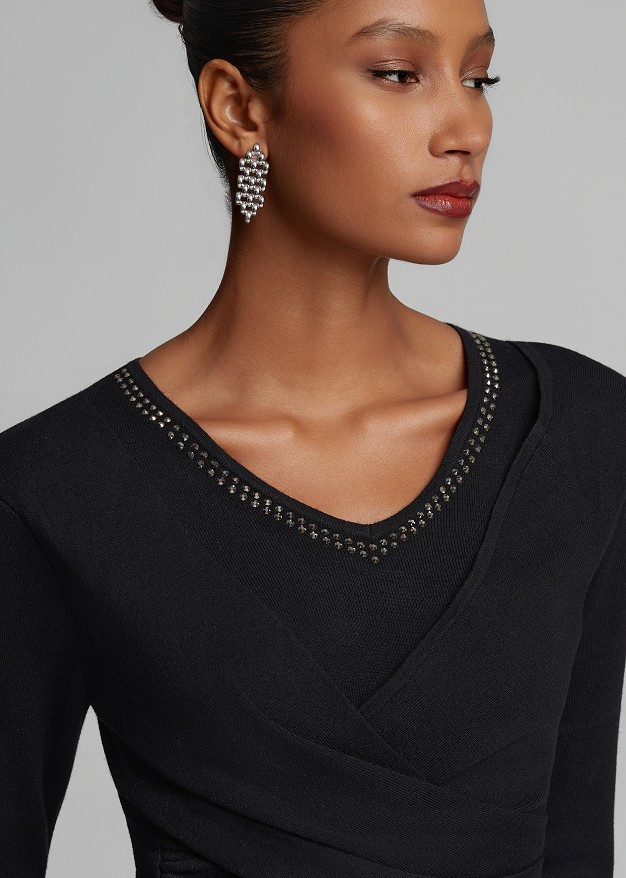 Stretchy knit top with a V-neck in rhinestones