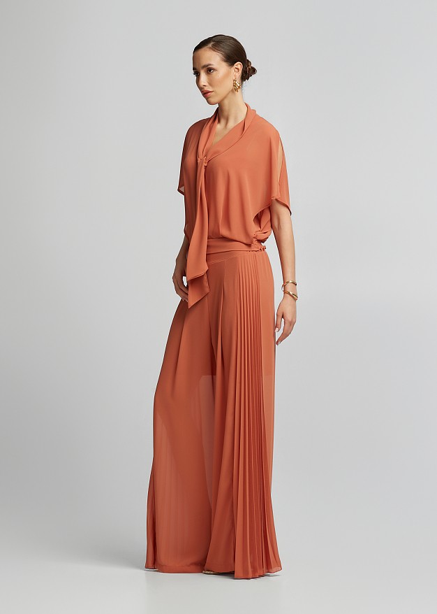 High-waisted trousers with pleats
