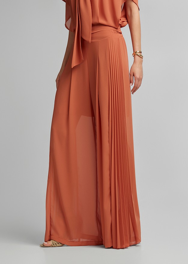 High-waisted trousers with pleats