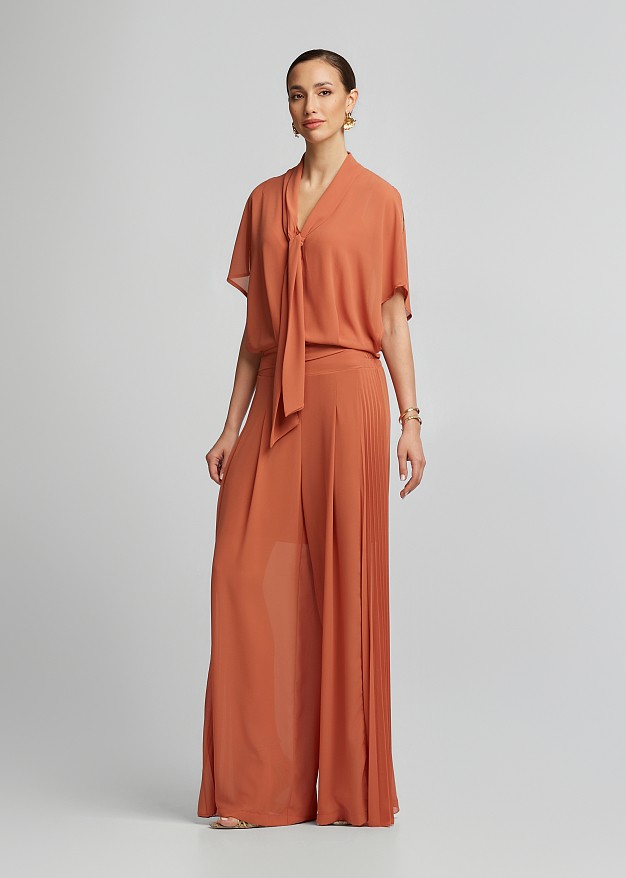 High-waisted trousers with pleats