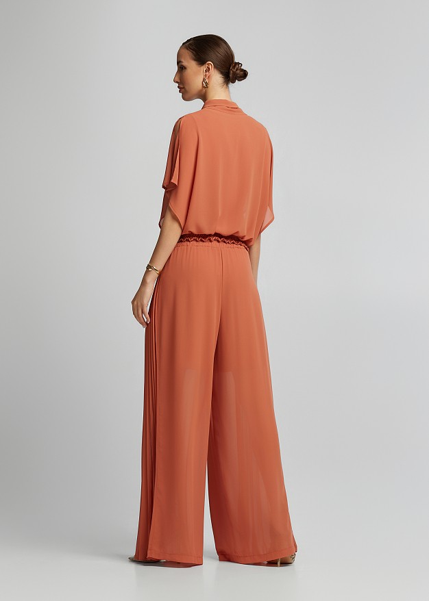 High-waisted trousers with pleats