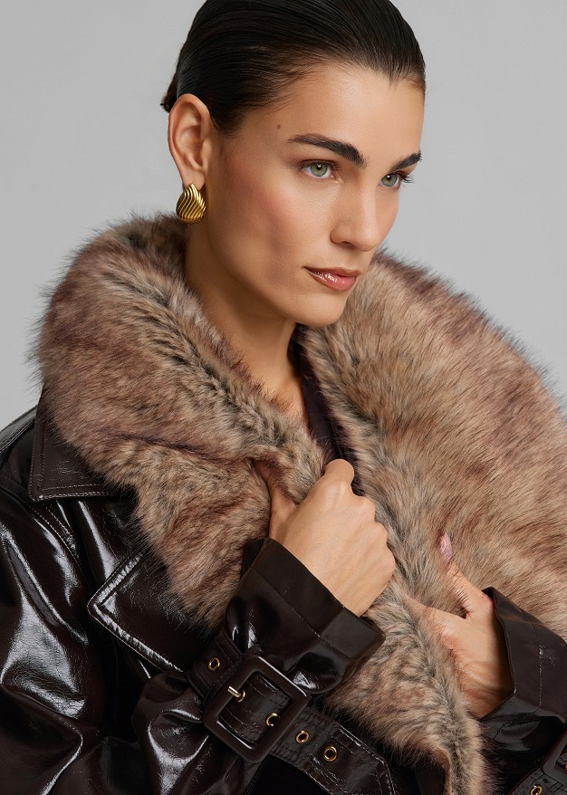 Long vinyl-look coat with a faux fur collar