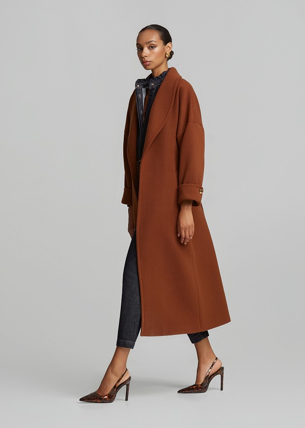 Long double-breasted coat with wide lapels
