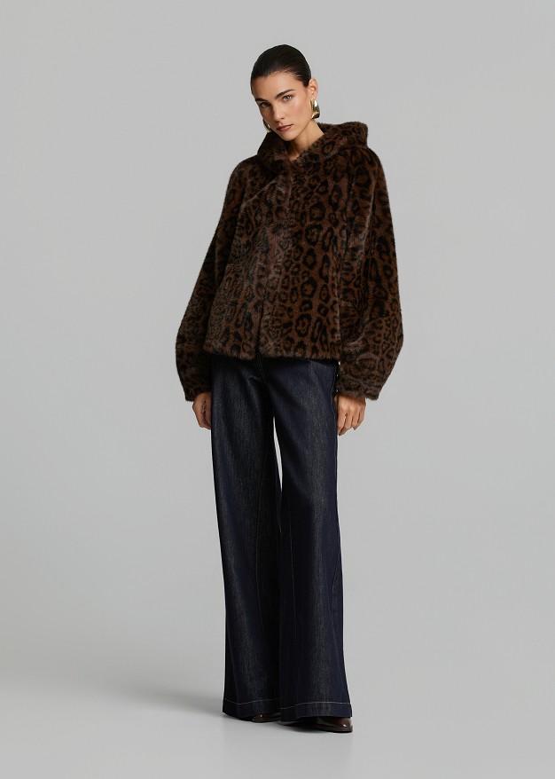 Short leopard-print faux fur jacket with a hood