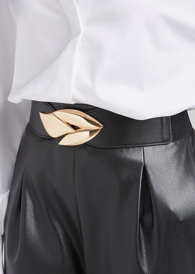 Wide belt with metal buckle in a leaf design