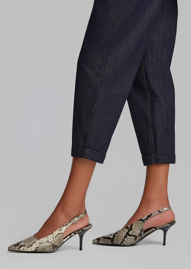 Μυτερές γόβες με όψη snakeskin