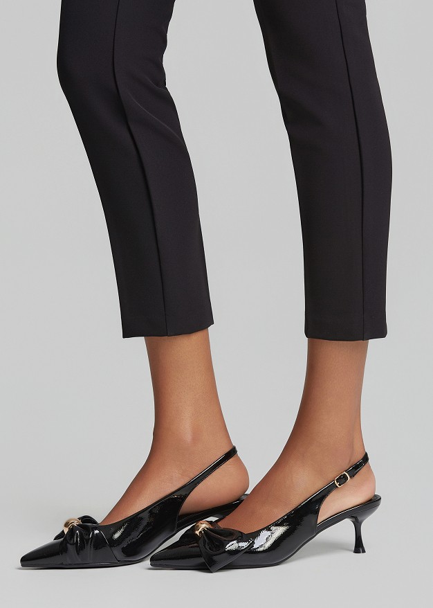 Kitten heel pumps with appliqué bow