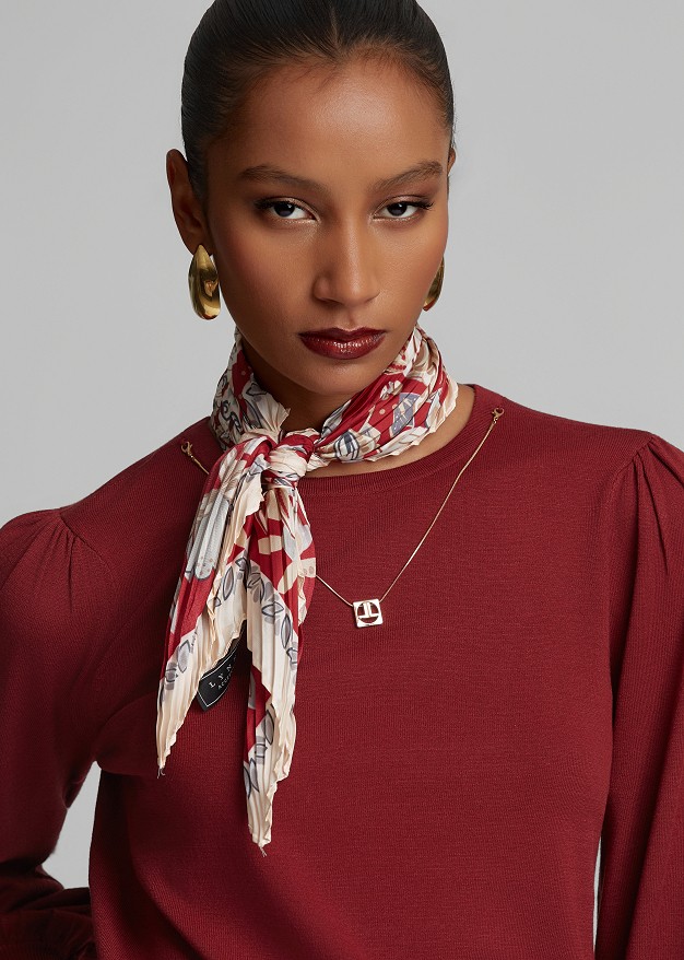 Pleated scarf in satin finish