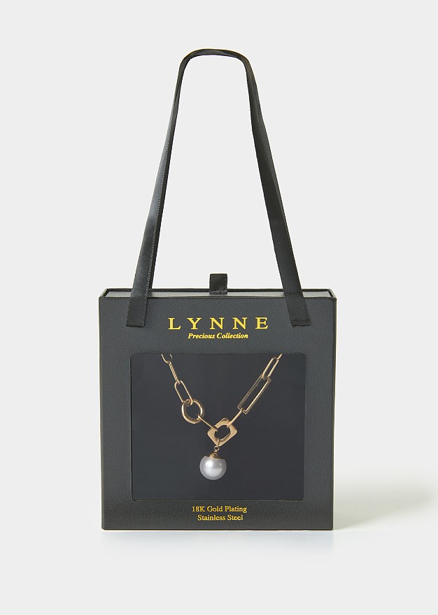 Gold chain with pearl