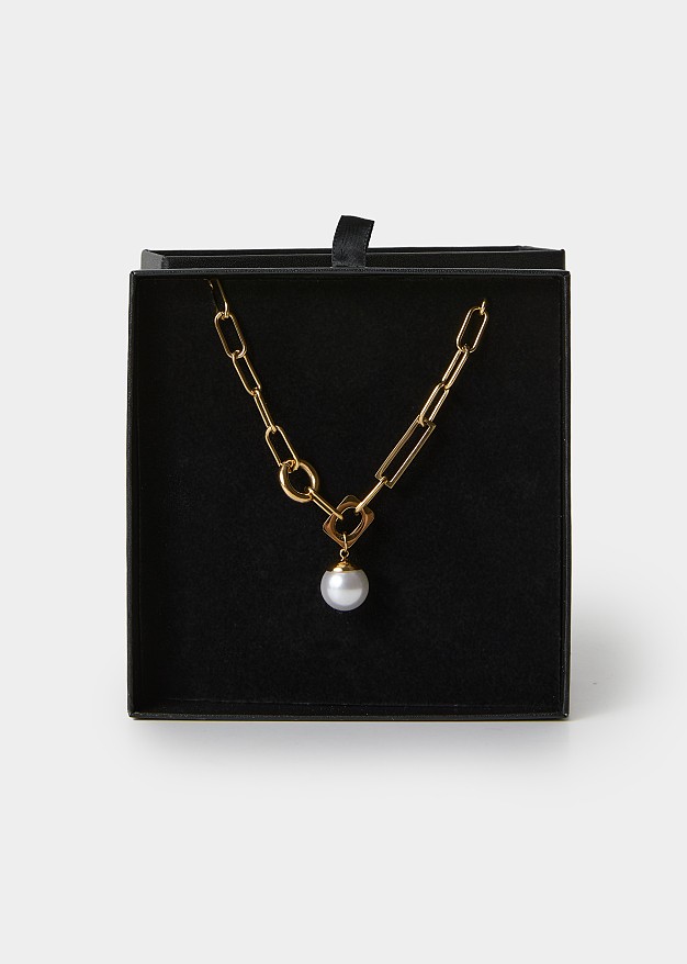 Gold chain with pearl