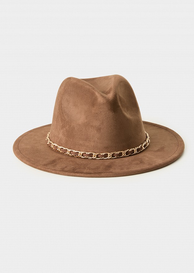 Ηat with a decorative chain
