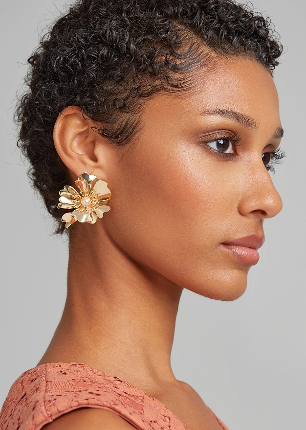 Stud earrings in a flower shape with pearls
