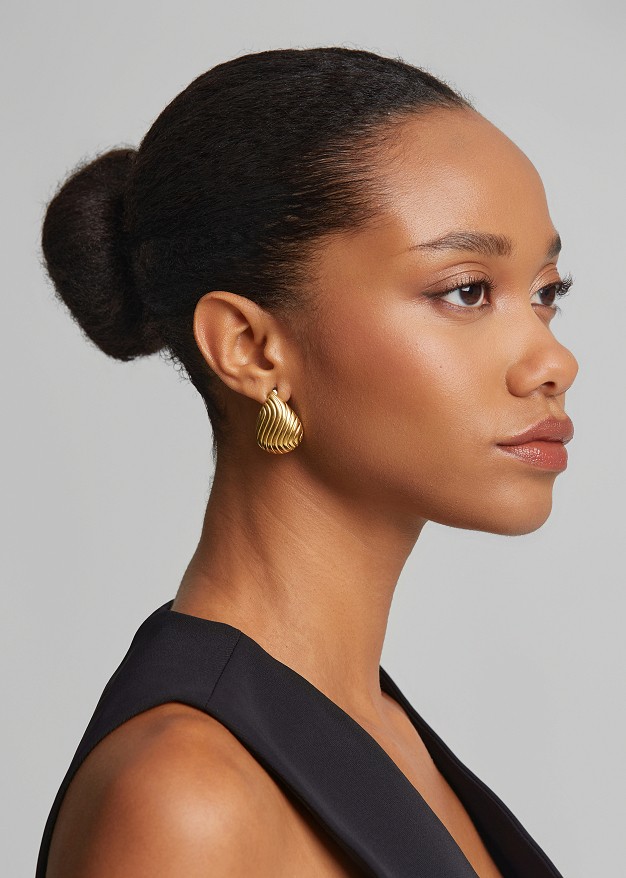 Drop earrings in golden look