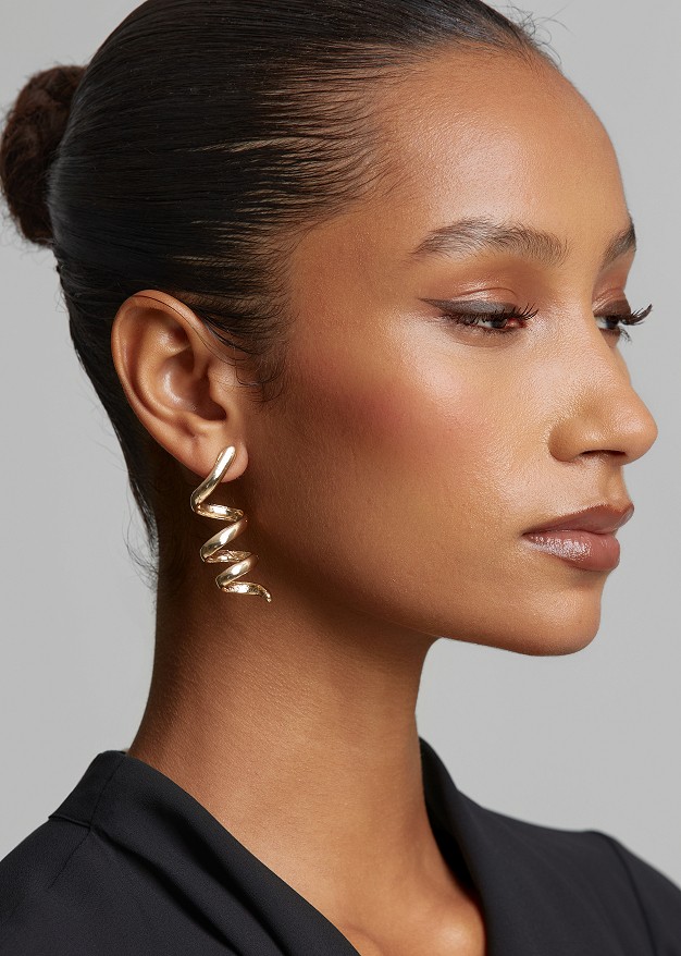 Twisted drop earrings in golden look