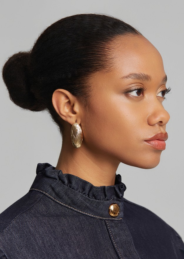 Oval stud earrings