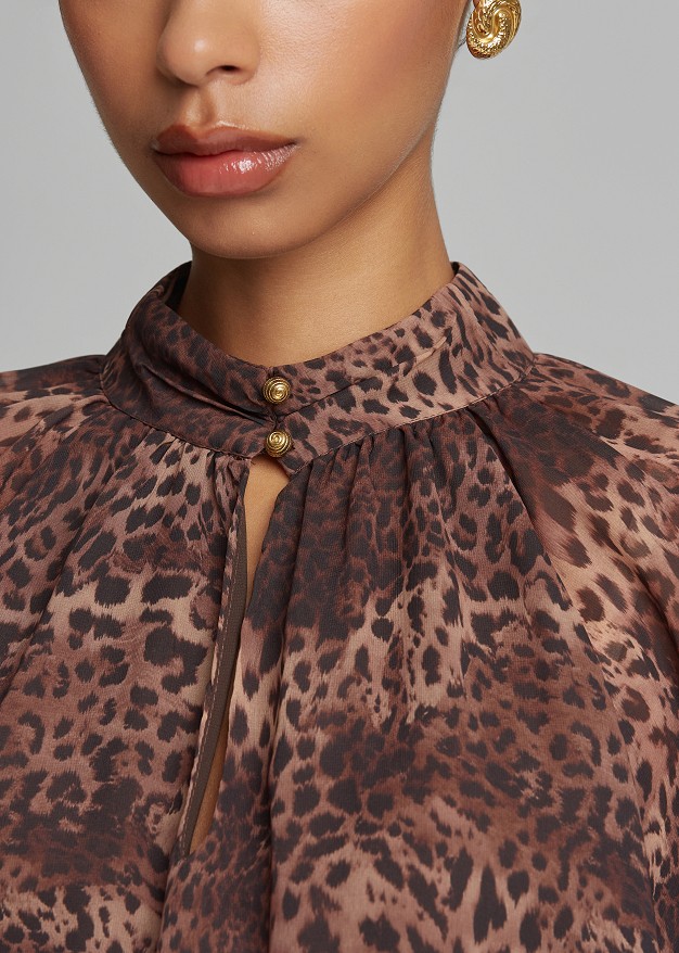 Bluză cu leopard print și guler înalt