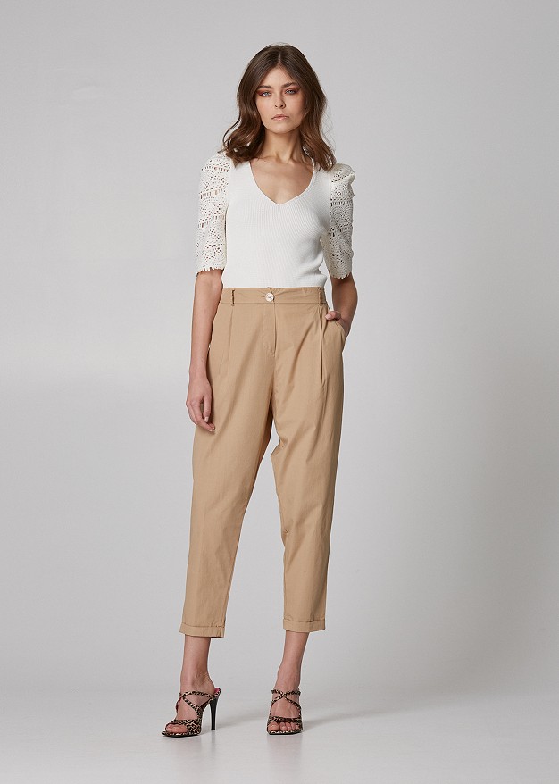 Baggy trousers with decorative button