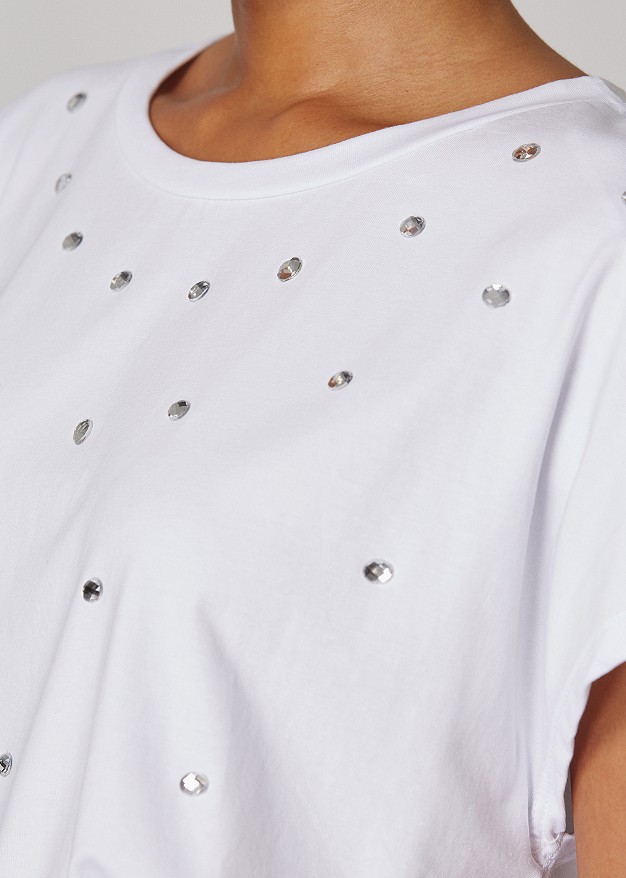 Short-sleeve blouse decorated with rhinestones