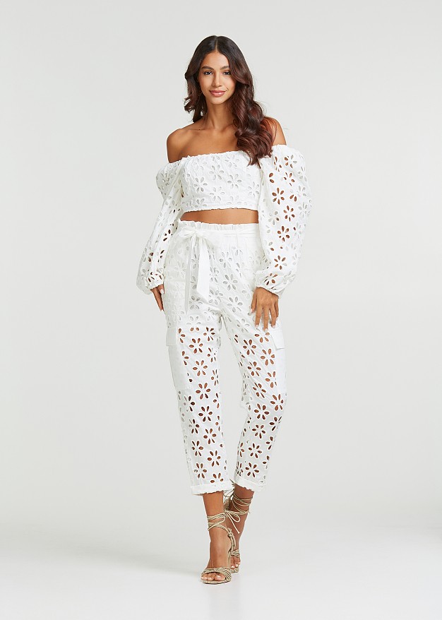 Cropped pants with broderie lace and cargo pockets