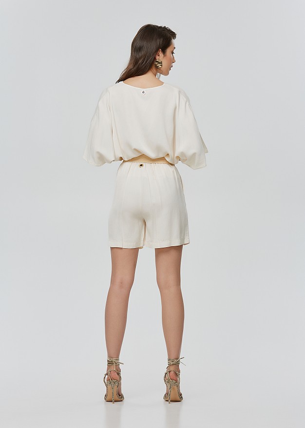 Pleated shorts with side pockets
